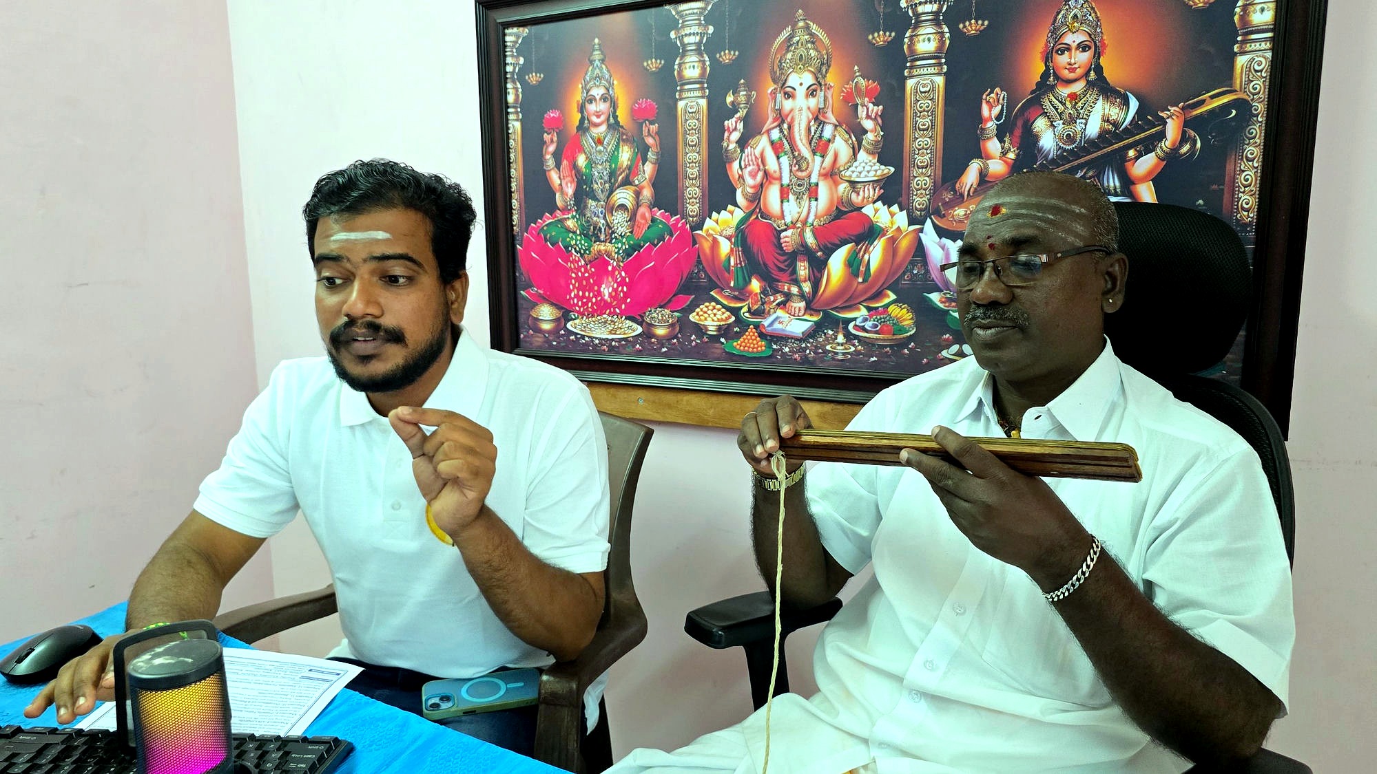 A live palm leaf reading session with a traditional reader